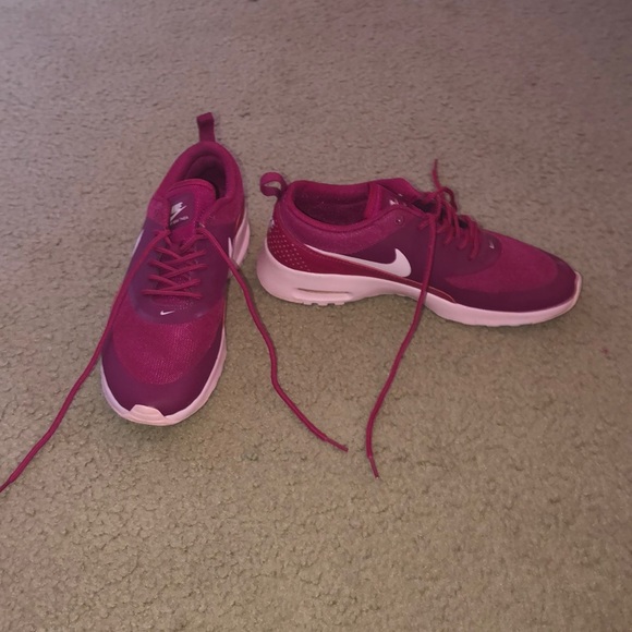 light pink nike running shoes